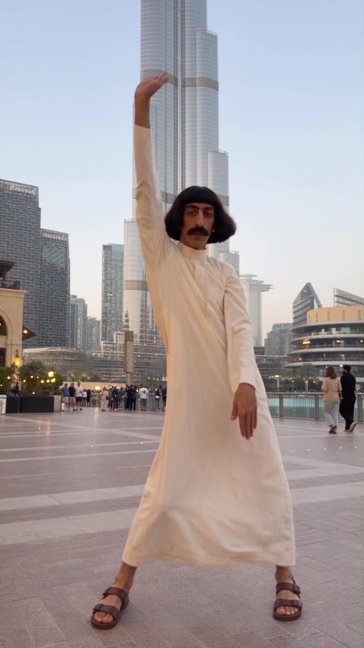 Abu Shalab ballant davant del Burj Khalifa