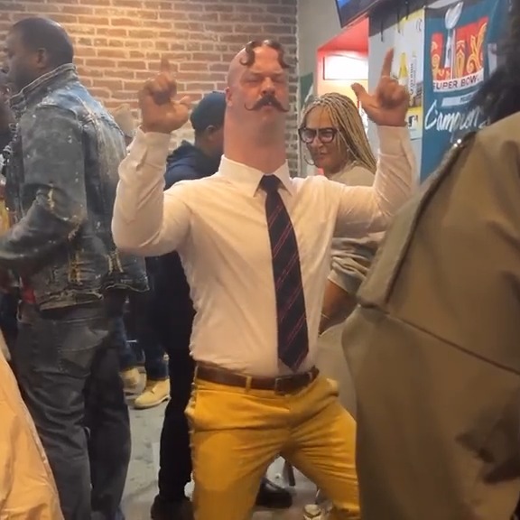 Benjamin Stachio ballant en una escena del seu perfil