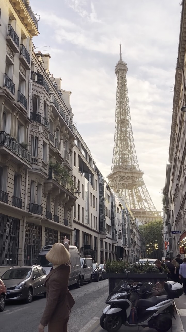 Jean Philanthrope al costat de la torre Eiffel